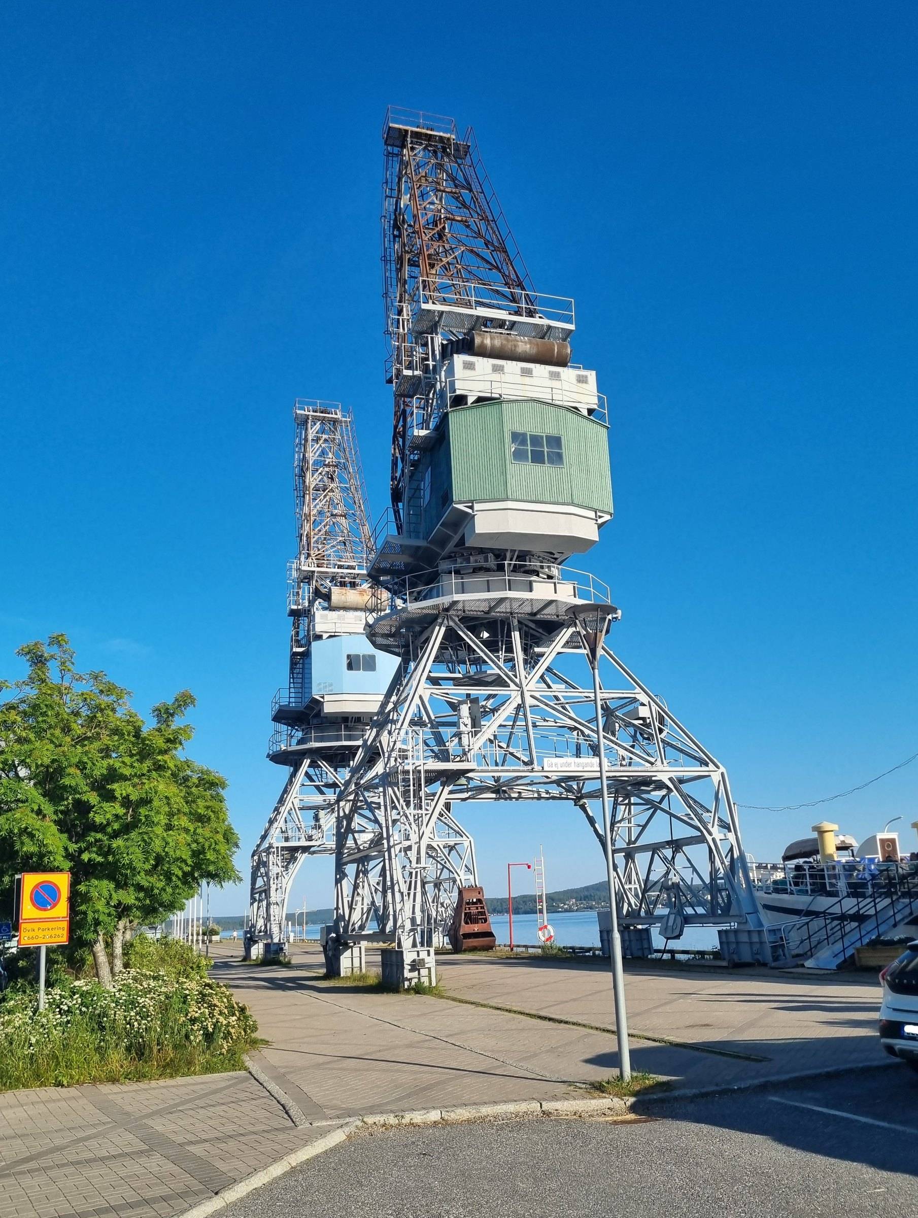 Hamnkranarna vid kajen i centrum
